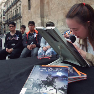 Personas con discapacidad intelectual de Murcia realizan una lectura pública de la versión accesible de 'El Quijote' para celebrar el Día del Libro